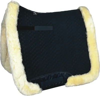 Produktbild von Engel Reitsport Lammfell Schabracke SCHABRA3 Fellrand rundherum Fell unten komplett Schwarz Med./Natur D (Dressur)