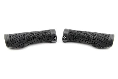 Obrázok produktu pre KTM Gripy na riadidlá bicykla - Comp Ergo Lock - Gumové gripy, Gripy na bicykel, Ergonomické gripy, Protišmykový povrch, Odolné proti nárazom, Čierne s jednoduchým upínaním, Bicykel, MTB, E-Bike