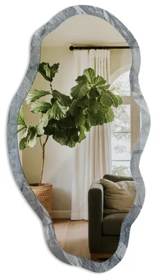 Produktbild von Asymmetrischer Wandspiegel mit Druck – 90x45 cm – unregelmäßige organische Form – moderner Dekospiegel – für Wohnzimmer, Flur und Schlafzimmer - Gesteinsstruktur, KI-generiertes Bild
