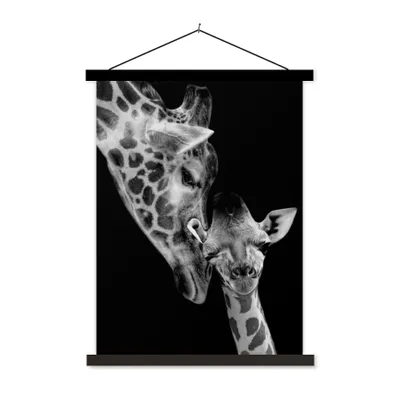 Produktbild von MuchoWow® Textilposter Porträt - Giraffe - Tiere - Schwarz - Weiß 90x120 cm mit schwarzem Rahmen - Dekoration