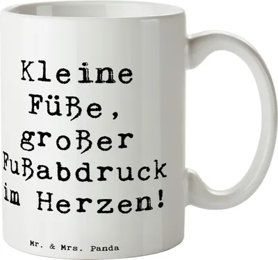 Produktbild von Mr. & Mrs. Panda Kaffeebecher Spruch Kind Fußabdruck - Weiß - Geschenk, kaffeetasse bedruckt, herzerwärmende Sprüche, Verwandte, Trinkbecher, Onkel, Geburtstage, Familie