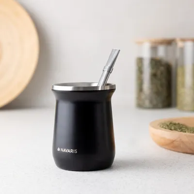 Produktbild von Navaris Yerba Mate Becher Set aus Edelstahl - 300ml Tee Tasse Cup Glas für Mate-Tee - Matebecher inkl Bombilla Strohhalm und Reinigungsbürste