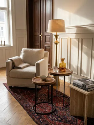 Zwei unterschiedlich hohe Wohnzimmertische aus dunklem Holz und schwarzen Eisenstreben arrangiert vor einem eleganten Samtsofa._#sku_SAFWL5.661#