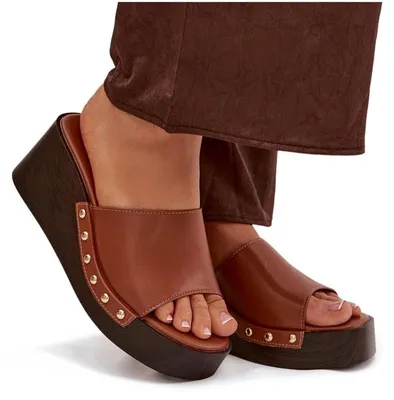 Zdjęcie produktu dla Klapki Damskie Na Koturnie Ze Złotymi Ćwiekami Camel Arionne 39