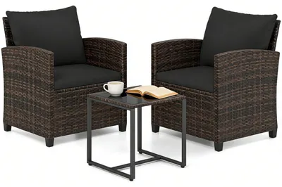 Immagine prodotto di Set da balcone KOMFOTTEU, composto da 3 pezzi, realizzato in rattan di polietilene. Include una seduta con 2 poltrone dotate di cuscini e un tavolo con piano in vetro temperato. Set di mobili da giardino con struttura in metallo, ideale per balconi, terrazze e giardini