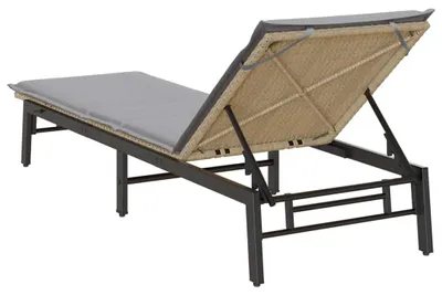 Zdjęcie produktu dla Ergonomiczny leżak solarny do ogrodu i balkonu - beżowy, wykonany z rattanu syntetycznego, z poduszką z pianki memory