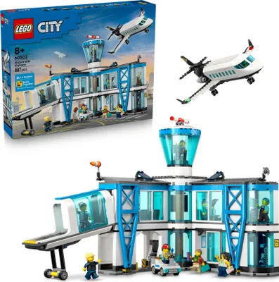 Produktbild von LEGO City Flughafen mit Flugzeug - Spielzeug Miniatur Modellbau mit Terminal, Flugzeug, Schlepperfahrzeug, Fluggastbrücke, 9 Minifiguren & Zubehör - Geburtstagsgeschenk für Jungen ab 8 Jahren - 60502