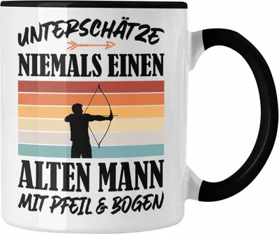 Produktbild von Trendation - Bogenschießen Geschenk Erwachsene Tasse Unterschätze Niemals Einen Alten Mann mit Pfeil und Bogen Männer Bogensport Archery (Schwarz)