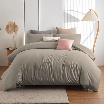 Zdjęcie produktu dla Komplet pościeli 220x240 cm, kolor taupe, wykonany z mikrofibry, nie wymaga prasowania, odporny na gniecenie, zapinany na zamek błyskawiczny. Zawiera 2 poszewki na poduszki 80x80 cm
