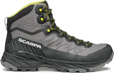 Herren-Wanderschuhe "Rush TRK LT GTX" von Scarpa in Grau mit gelben Akzenten und griffiger Sohle.