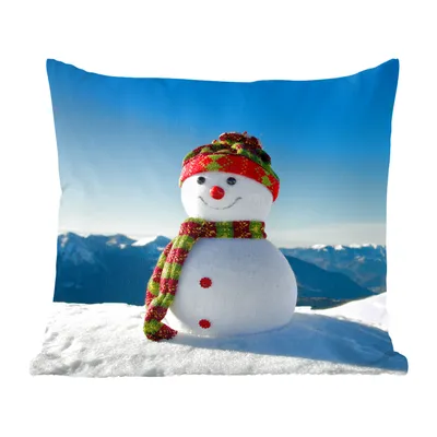Produktbild von MuchoWow® Zierkissen Sofakissen Wohnzimmer Dekokissen 50x50 cm Eine Weihnachtspuppe in der verschneiten Landschaft im Winter - Komfort - Sofakissen