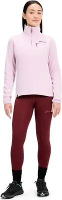 kombiniert mit dunkelroten Leggings und schwarzen Schuhen