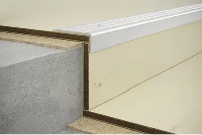 Produktbild von SKANDOR Treppenkantenprofil silber gelocht 2700 mm