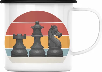 Produktbild von Trendation - Schach Geschenk Schachspieler Geschenkidee Emaille Tasse mit Schachfiguren Grafik Emaille Emaille Tasse Lustig (Schwarz)