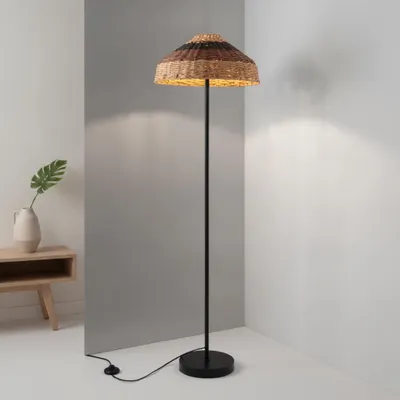 Productafbeelding van Vloerlamp Caro zwart en rotan, AI-gegenereerde afbeelding