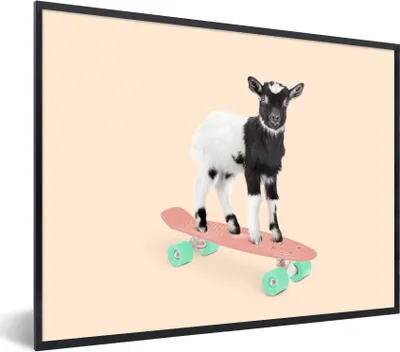 Produktbild von MuchoWow® Gerahmtes Poster Ziege - Schwarz - Skateboard - Weiß - Tiere 80x60 cm - Poster mit Schwarzem Bilderrahmen Wandposter Rahmen Foto Bilder - Schwarzem - Mit Gestell