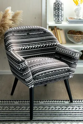 Imagen del producto de Sillón Excelsa Etnico para sala de estar, fabricado en poliéster y contrachapado, de 70,5 x 65 x 83 cm, en varios colores