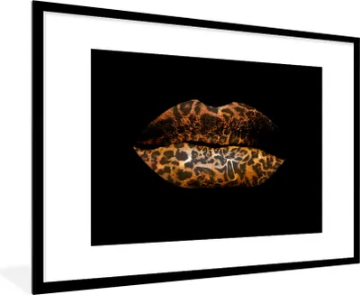 Produktbild von MuchoWow® MuchoWow® Gerahmtes Poster Lippen - Tigerdruck - Schwarz 90x60 cm - Poster mit zchwarzem Bilderrahmen - Wanddekoration - Fotos