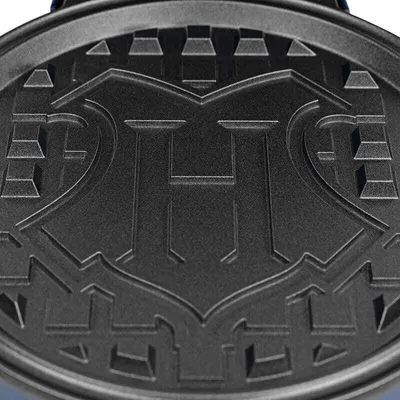Produktbild von Uncanny Brands Waffeleisen mit Hogwarts-Wappen, Blau, One Size, 5 Temperaturstufen, Thermostat, Dual-Leuchte, Antihaftbeschichtet, 850W, 220-240V, 50/60Hz, Europäischer Stecker, Offiziell lizenziert