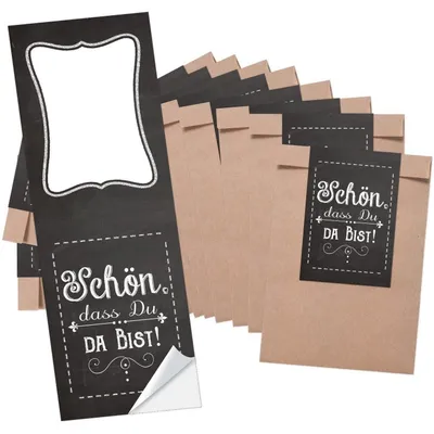 Produktbild von 10 kleine braune Papiertüten Geschenktüten Geschenk-Verpackung (8,5 x 13 cm) und 10 lange Aufkleber 5 x 14,8 cm SCHÖN DASS DU DA BIST Tafel-Optik"Schön, dass du da bist" schwarz, weiß / 25 Stück