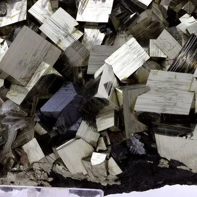 Produktbild von Pyrit, Quarz, Sphalerit 5405,0 Karat (1,08 kg)
