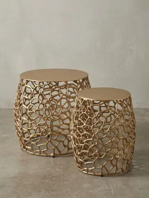 Produktbild von 2-teiliges Satztisch-Set aus Gold-Aluminium, Handgefertigt mit Aststruktur. 46x46x42 cm | Kadima Design