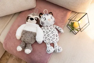 Produktbild von NICI Kuscheltier Wärmflasche Schneeleopard Eleni Snowbell 300ml 34cm - weiß - Kuscheliges Wärmetier ab 10 Monaten – Plüschtier-Wärmflasche, Wärmebeutel für Kinder und Erwachsene - 62447