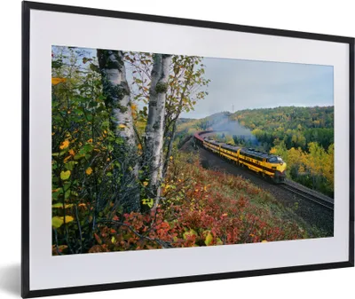 Produktbild von MuchoWow® MuchoWow® Gerahmtes Poster Ein gelber Dampfzug in einer grünen Landschaft 60x40 cm - Poster mit zchwarzem Bilderrahmen - Schlafzimmer - Plakat in Rahmen - Drucken