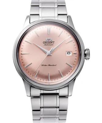 A studio shot of a wristwatch.