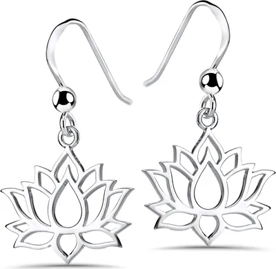 Diese filigranen Hängeohrringe in Form einer Lotusblüte aus 925er Silber verbinden spirituelle Symbolik mit eleganter Leichtigkeit.