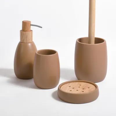 Obrázok produktu pre SPIRELLA – WC kefka Sven, vyrobená z polyresínu, rozmer 10 x 35 cm. Zabezpečuje efektívne čistenie, má moderný dizajn a elegantné vyhotovenie, je ľahko čistiteľná, robustná a spoľahlivá. Farba: cappuccino