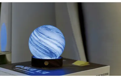 Immagine prodotto di Lampada Gingko AstraGlass, modello Mini Polarwolke, realizzata in legno di noce e vetro, con illuminazione LED RGB. Decorazione luminosa per il soggiorno, in stile Art Déco, con controllo touch e alimentazione a batteria