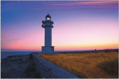 Produktbild von Wallario Wandbild Leuchtturm am Abend auf den Balearen Malerischer Himmel, Größe: 61 x 91,5 cm, Poster mit rahmenlosen Bildhalter