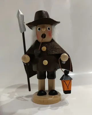 Räuchermännchen Holzfäller mit Hut, einen Mantel und einen langen Stab mit einer Spitze.