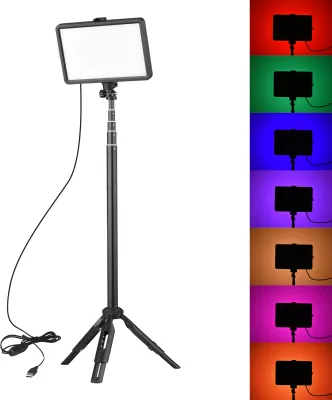 Produktbild von Andoer Tragbares RGB-Videolicht-Kit mit 1 * LED-Videoleuchte 7 Farben Beleuchtung 3200 K-5600 K 10 Helligkeitsstufen USB-betrieben + 1 * Ausziehbares Stativ Max. 148 cm / 58 Zoll Hoehe fuer Videokonferenz Live-Streaming Online-Unterricht