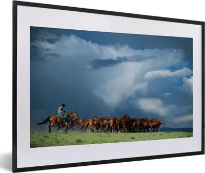 Produktbild von MuchoWow® MuchoWow® Gerahmtes Poster Pferde - Cowboy - Luft 60x40 cm - Poster mit zchwarzem Bilderrahmen - Schlafzimmer - Plakat in Rahmen - Drucken