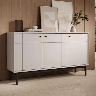 Productafbeelding van Kommode SORA K3D met gefreesde fronten, kasjmier matte afwerking, op zwarte houten poten. Kast/dressoir