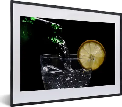 Produktbild von MuchoWow® MuchoWow® Gerahmtes Poster Ein Cocktail wird auf einem schwarzen Hintergrund ausgeschenkt 40x30 cm - Poster mit zchwarzem Bilderrahmen - Bilderrahmen - Poster im Rahmen