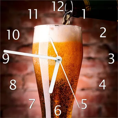 Produktbild von Wallario Design Wanduhr Frisches Pils aus Echtglas, Größe 20 x 20 cm
