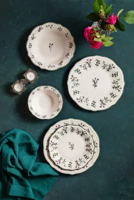 Obrázok produktu pre Hermia Concept, kvalitná 24-dielna jedálenská súprava zo 100 % porcelánu | 6 servírovacích tanierov (26 x 26 cm), 6 tanierov (22 x 22 cm), 6 dezertných tanierov (21 x 21 cm), 6 misiek (16 x 16 cm) | Vhodné do umývačky riadu a mikrovlnnej rúry, ideálne na každú príležitosť.