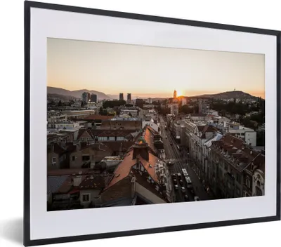 Produktbild von MuchoWow® MuchoWow® Gerahmtes Poster Die Skyline und das Straßenbild von Sarajevo in Bosnien und Herzegowina 40x30 cm - Poster mit zchwarzem Bilderrahmen - Bilderrahmen - Poster im Rahmen
