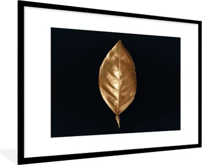 Produktbild von MuchoWow® Gerahmtes Poster Blätter - Chic - Gold - Pflanzen - Schwarz 90x60 cm - Poster mit Schwarzem Bilderrahmen Wandposter Rahmen Foto Bilder - Wanddekoration - Fotos