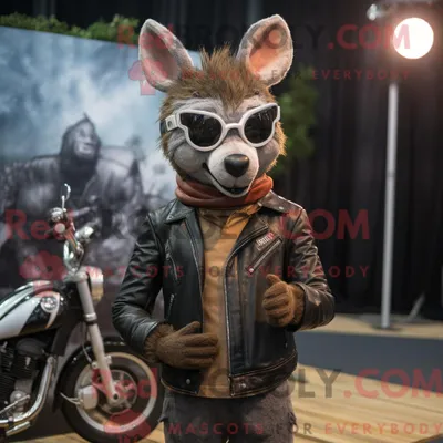Produktbild von Maskottchen REDBROKOLY eines grauen Rehs mit Bikerjacke und Haarnadeln