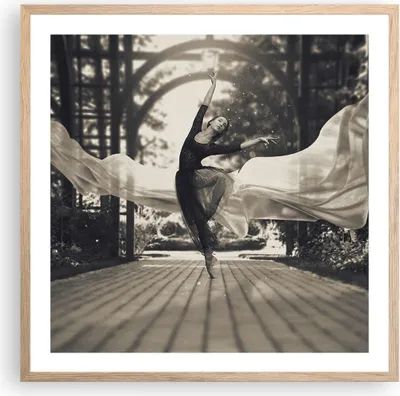 Produktbild von Gerahmtes Poster - Rahmen in heller Eiche - Ballerina Tanz Luft - 60x60 cm - Wand Bild - Wanddeko - Wandbilder - Kunstposter - Wandposter - Bilderrahmen - Bilder - Kunstdruck - P2NAC60x60-4945