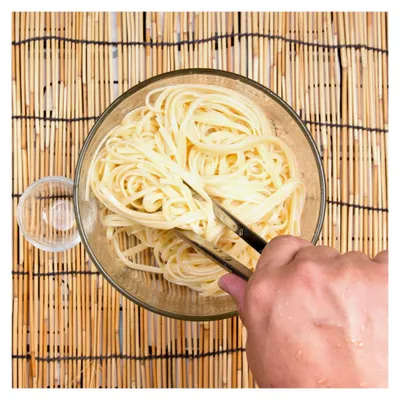 Produktbild von Spaghetti-Zange aus rostfreiem Edelstahl – Servierzange für Nudeln und Pasta – spülmaschinengeeignet – Edelstahlbesteck