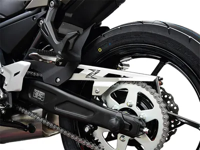 Obrázek produktu pro Ochranný kryt řetězu ZIEGER kompatibilní s logem Kawasaki Z650 stříbrný