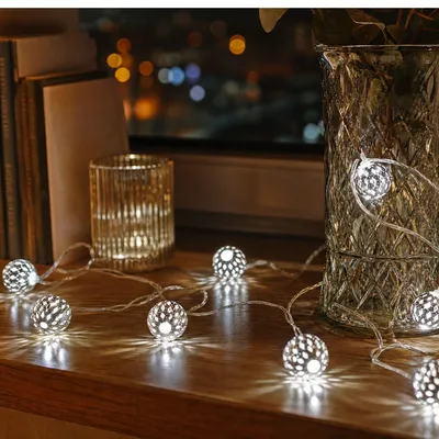 Produktbild von hellum LED Lichterkette Batterie (3xAA), Metallbälle silber, innen, Timer 525069