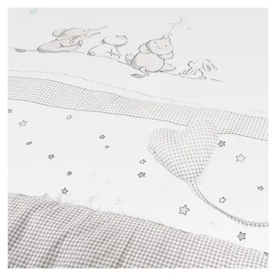 Produktbild von Baby Krabbeldecke Sternenzauber - 100 x 100 cm - Gepolsterte Spieldecke mit Sternmotiv inkl. Spielzeuganhänger - aus weicher Baumwolle - Hellgrau / Weiß