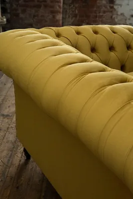 Obrázek produktu pro Cheserfield sametová pohovka 2místná designová pohovka gauč textilní látka žluté čalounění