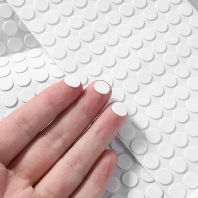 Produktbild von 735 Schaumstoffgleiter, Möbelstopper 1 cm selbstklebend, runde Filzunterlagen für Möbelbeine und Sofas in Weiß